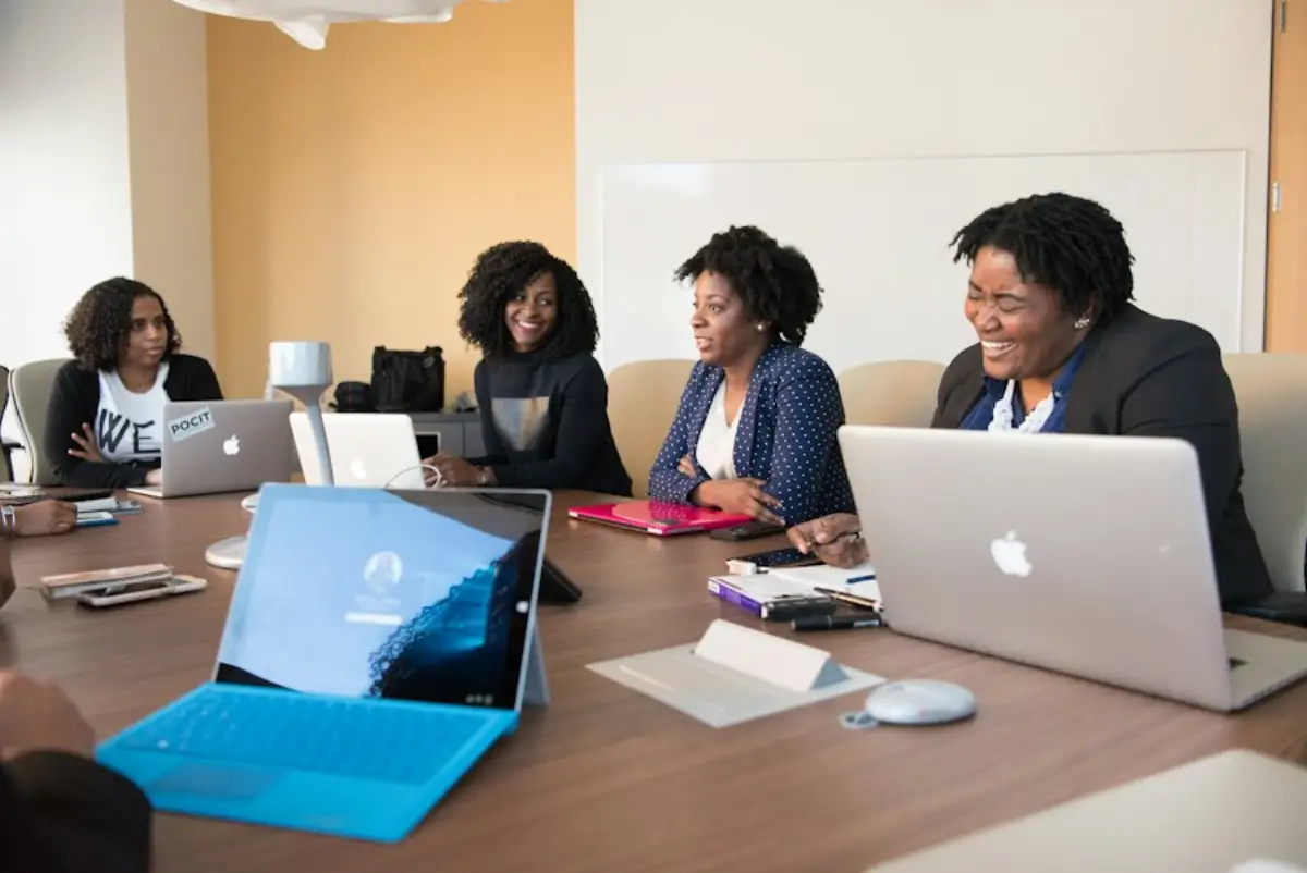 Trois femmes travaillant ensemble autour d'une table